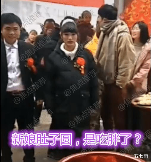 新人结婚没有彩礼,新娘穿一身黑,网友:太寒酸了,也不穿婚纱