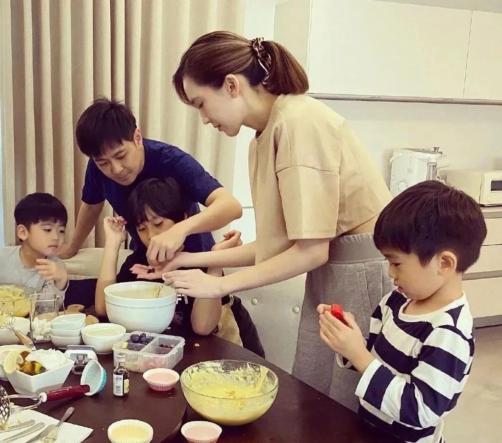 林志颖|林志颖老婆晒健身照，马甲线明显，奢华的生活普通人不能触及