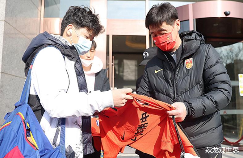 李霄鹏|李霄鹏弃用严鼎浩！国足大名单惊现国安二宝，球迷：当心比李铁更惨