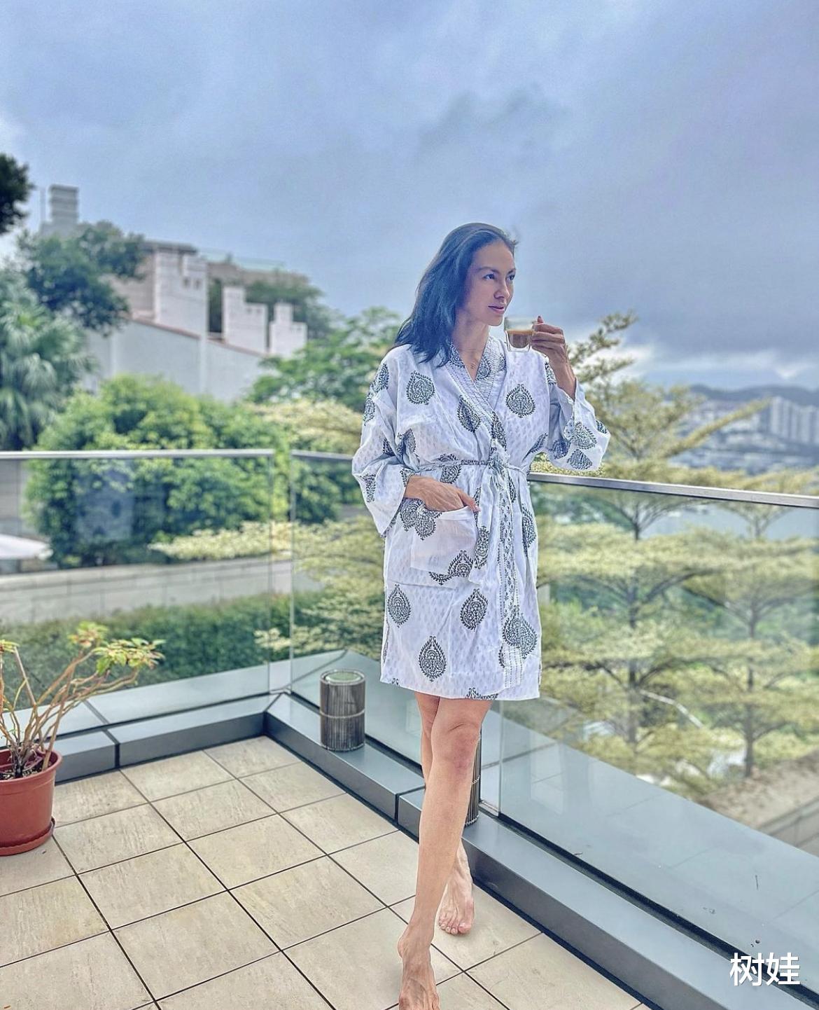 乐基儿|香港名模举家移居巴厘岛，与乐基儿在当地相聚，俩模特贴脸合照感情好