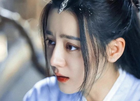 杨紫|电视剧《与君初相识》,热巴男装造型还挺英气的,不难看