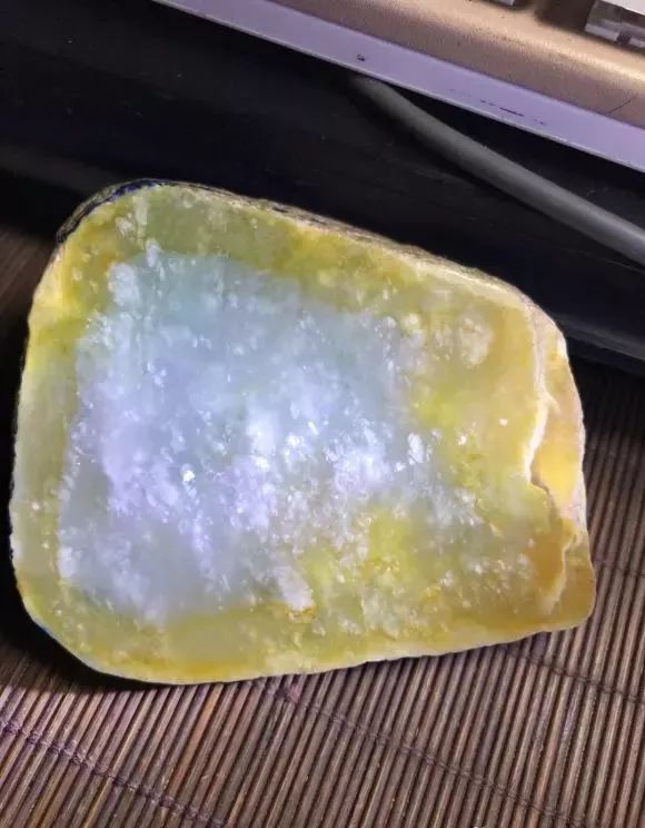 翡翠|一块不起眼的翡翠原石,雕刻出成品最后却惊喜不断,竟如此惊艳!