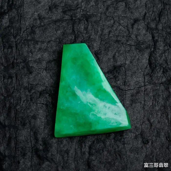 翡翠|玉赏 ▏翡翠玉雕艺术——《国色天香》