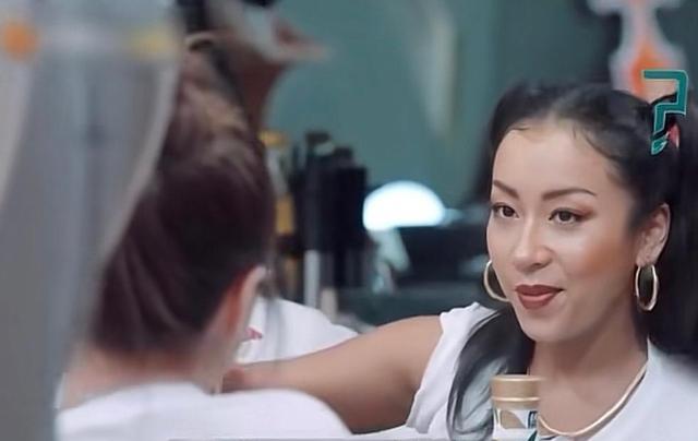 吉克隽逸|吉克携逸晒运动吊带4宫格，古铜色皮肤抢镜，身材依旧火辣，真酷