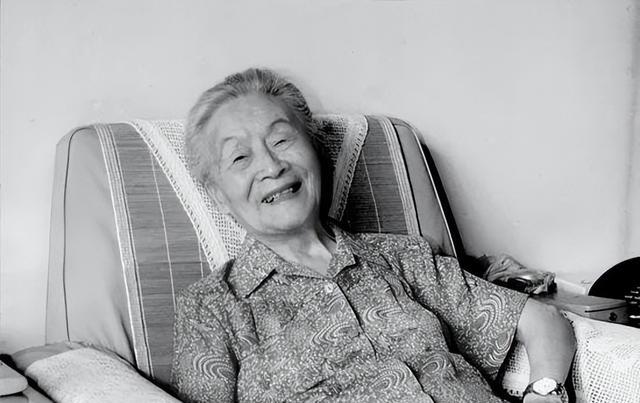 费孝通|费孝通临终嘱托：骨灰分两份陪两任妻子，一生执着却是初恋杨绛