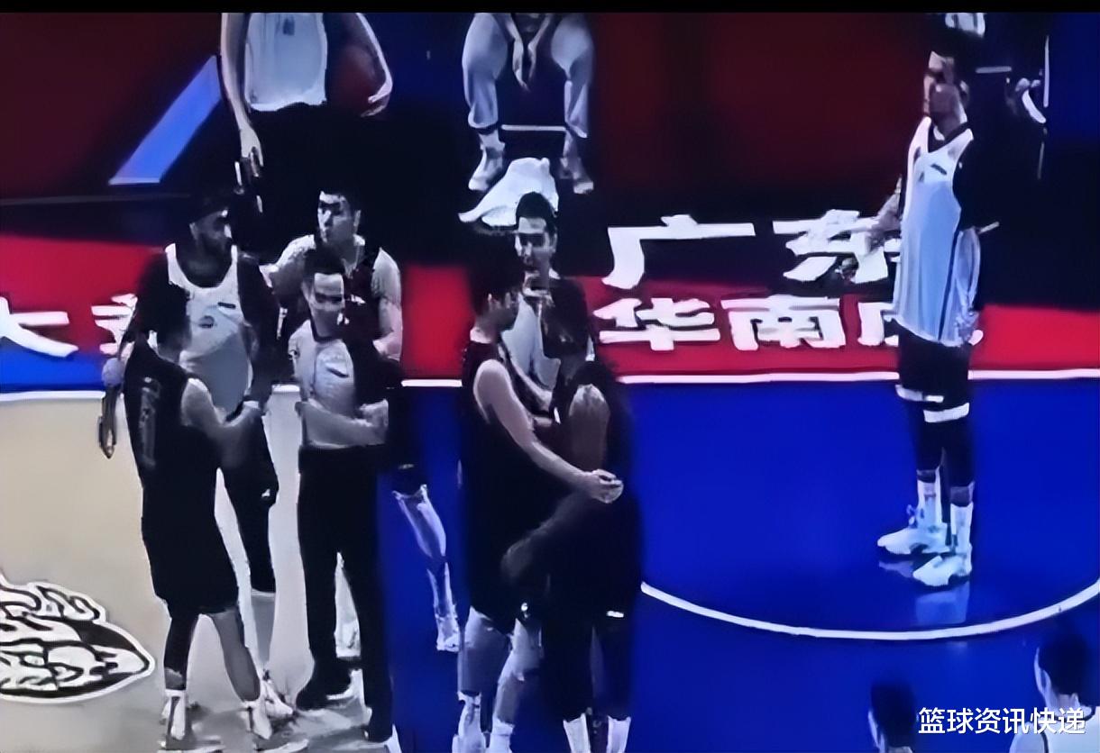 山东男篮|辽宁和山东男篮爆发冲突，两队外援大打出手，郭艾伦原地站着看