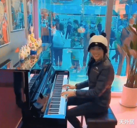 谷爱凌|谷爱凌麻花辫现身,零距离互动粉丝!街边弹钢琴,小朋友不愿合影