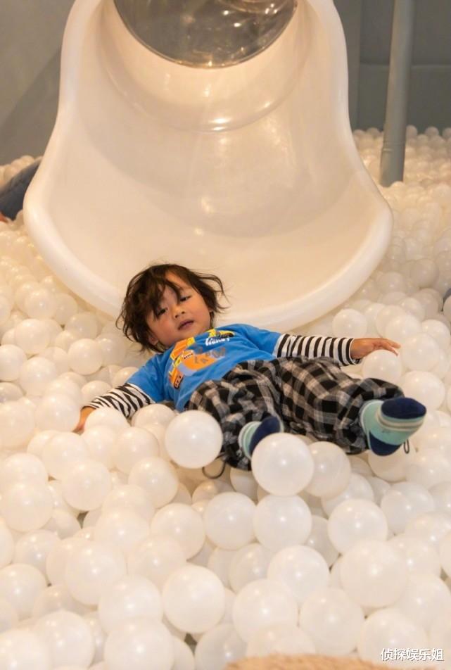 蔡少芬|蔡少芬和儿子扎丸子头卖萌，乐儿装扮被侃：张家只有养女孩的经验