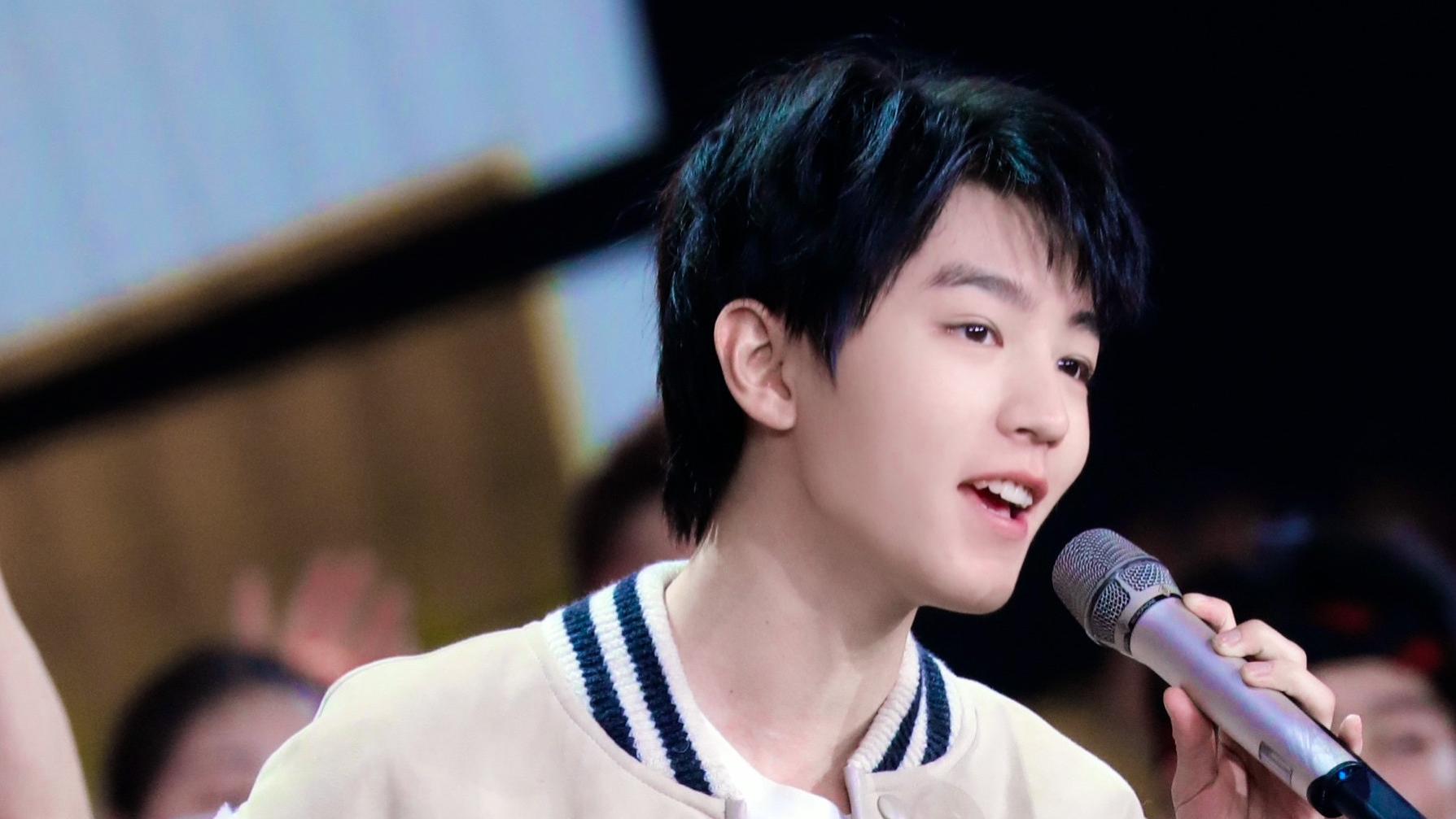 王俊凯|王俊凯宁德心连心活动，主动给小朋友递西瓜，和他们说再见