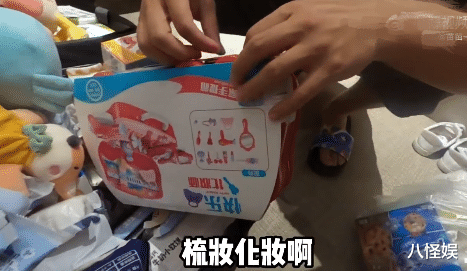 苗苗|郑恺赶回家与苗苗庆结婚2周年,抱着女儿亲不停,惹老婆吃醋争宠