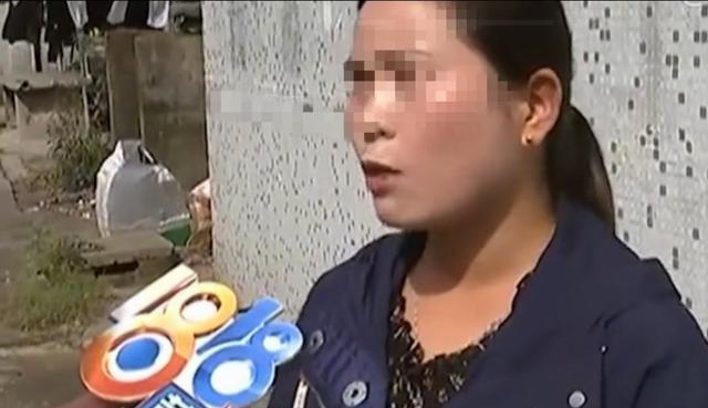 老人霸占三个位,不料遇到硬茬子,被打到跪地求饶
