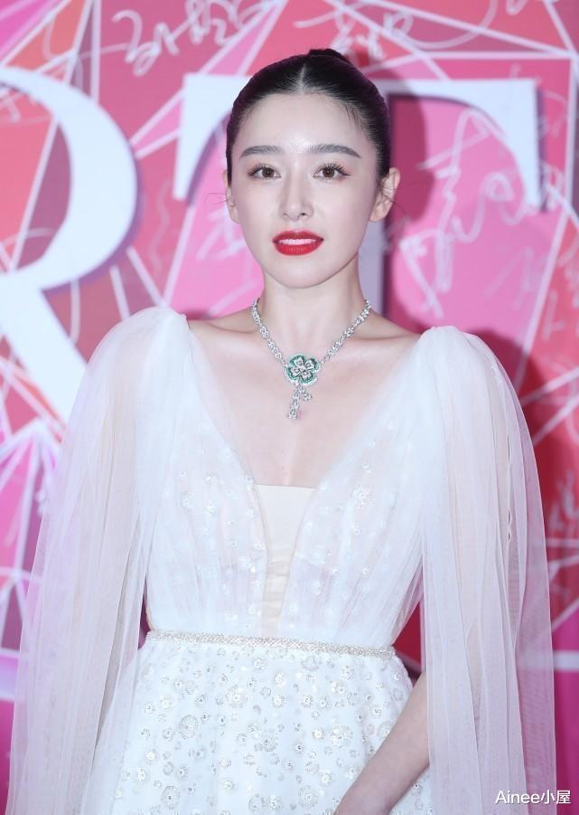 安卓 阚清子原来这么有气质,穿白斗篷裙配红唇挺成熟,看出内在的霸气