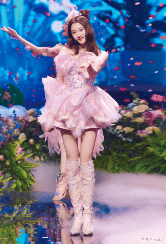 关晓彤|12位女星卫视春晚状态！杨颖唐嫣美得亮眼，关晓彤大长腿厉害了