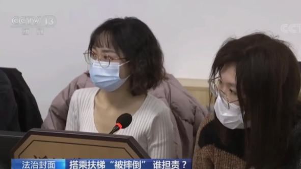 北京，一对老夫妻乘坐地铁扶梯时摔倒，把身后的女乘客也带倒了