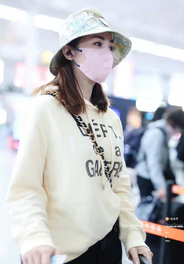 阿娇|Twins参加《浪姐3》?高调合体走机场,同穿卫衣阿娇不如阿Sa吸睛