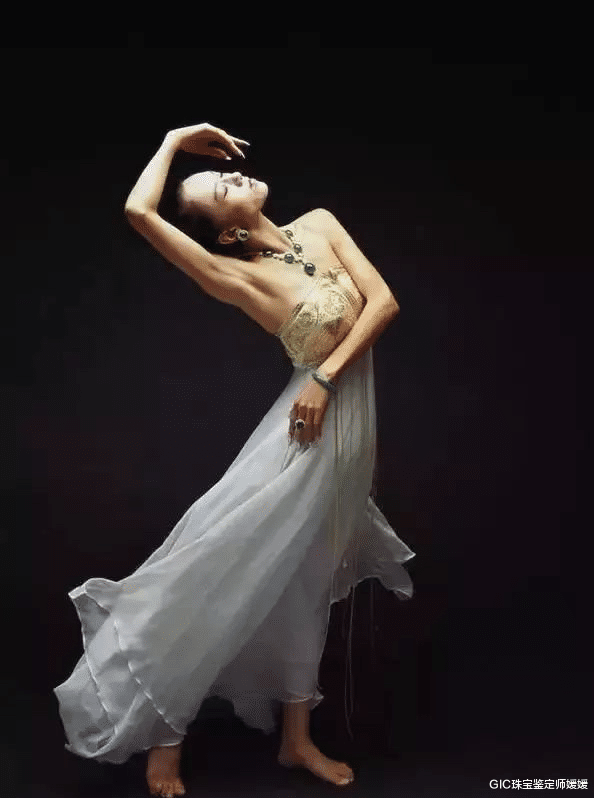 翡翠手镯|自古东方女子玉手镯,这些中国女性的代表人物,佩戴起来各有韵味