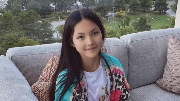 李湘|李湘母女逛英国美术馆，背亲子过万奢侈包，多次违反校规或已移民