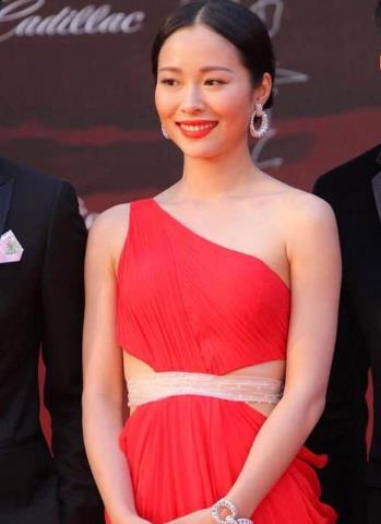 江一燕|江一燕红毯现场“翻车”,腰间有两层赘肉,和刘亦菲比像大妈