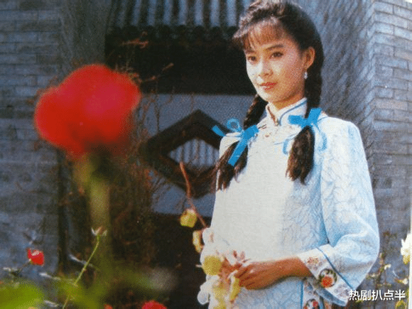 麻花辫|影视中的民国麻花辫美人，鹅蛋脸柳叶眉，淡雅脱俗，秒杀白幼瘦