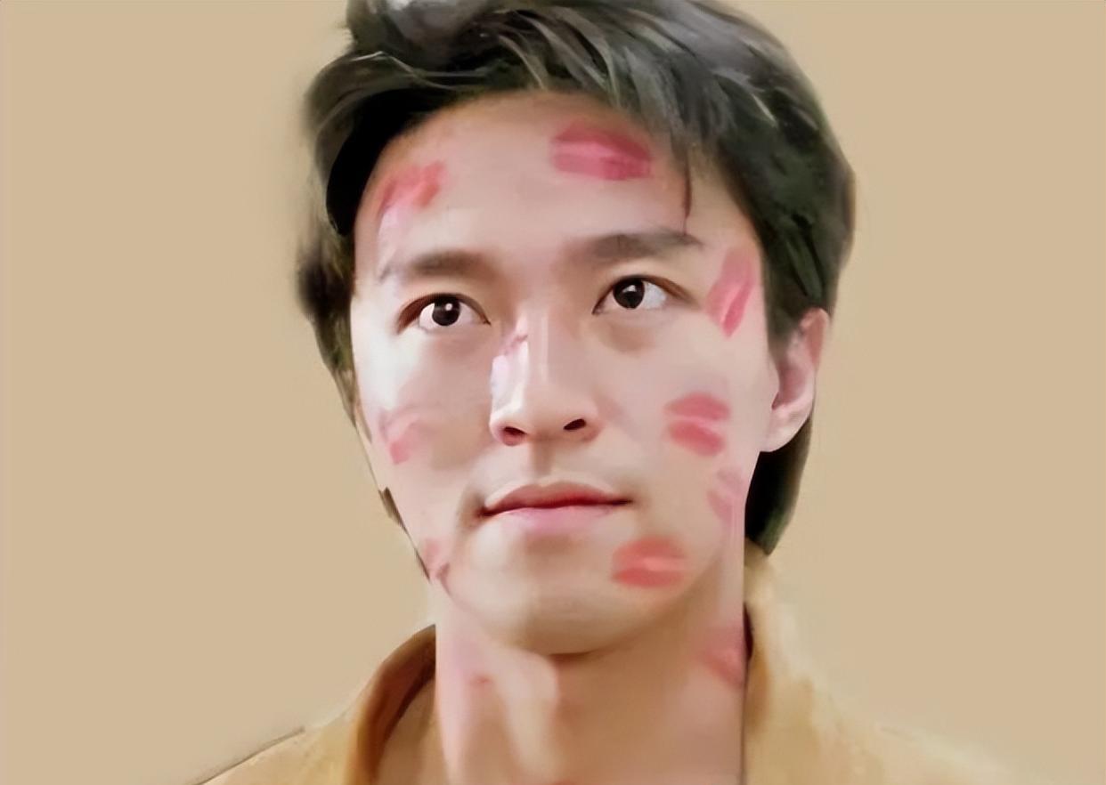 周星驰|60岁周星驰回应催婚催生,五个字透露内心酸楚,向太曾点名批评