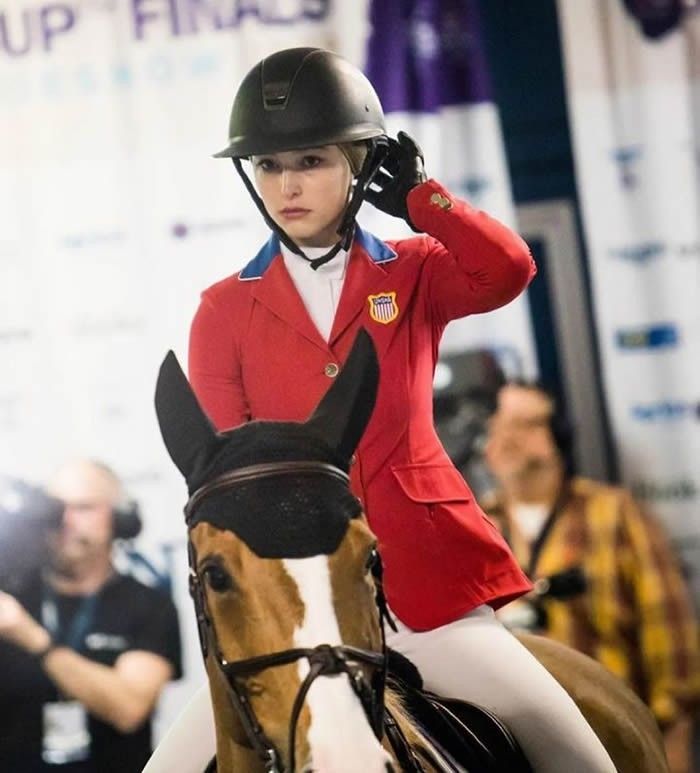 姐姐|乔布斯23岁小女儿闪耀红毯：表情僵硬冷漠，从小受宠，比姐姐幸运