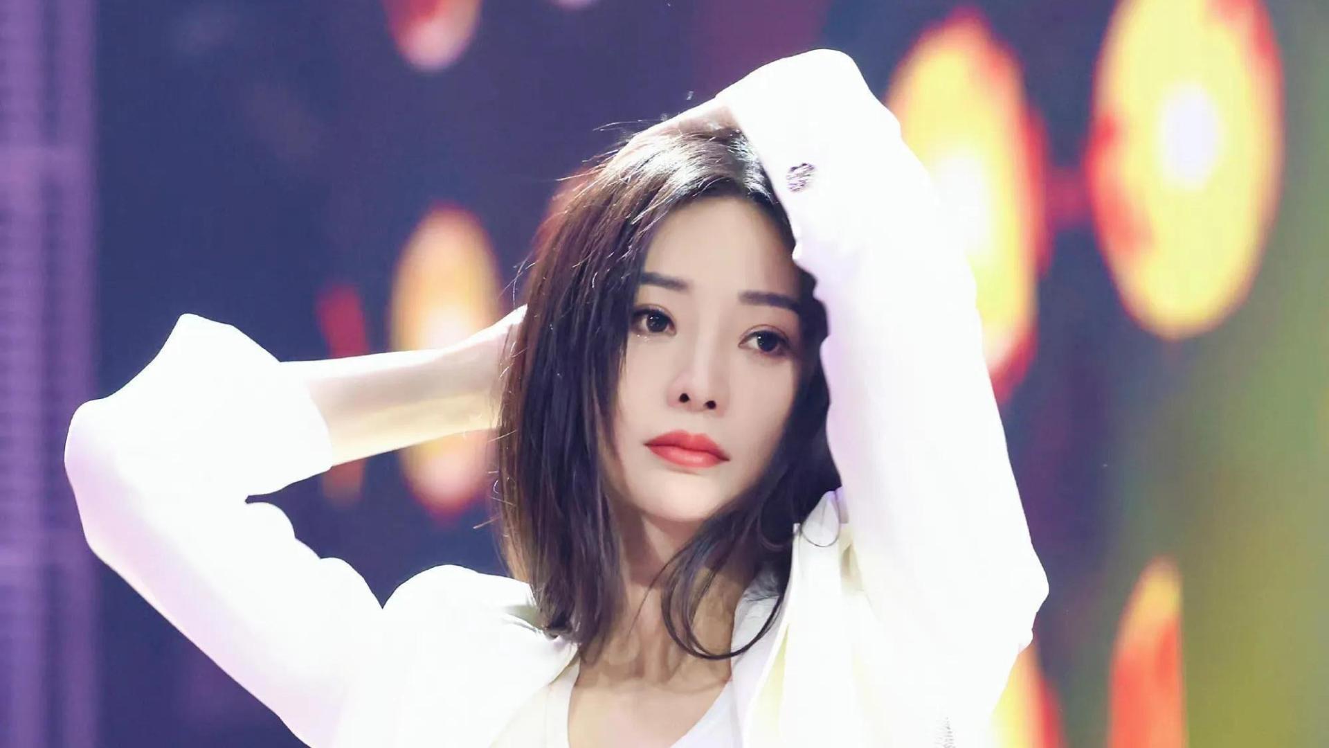 柳岩|柳岩又“放大招”！穿“露腰”装跳舞，腰细腿长真惹眼