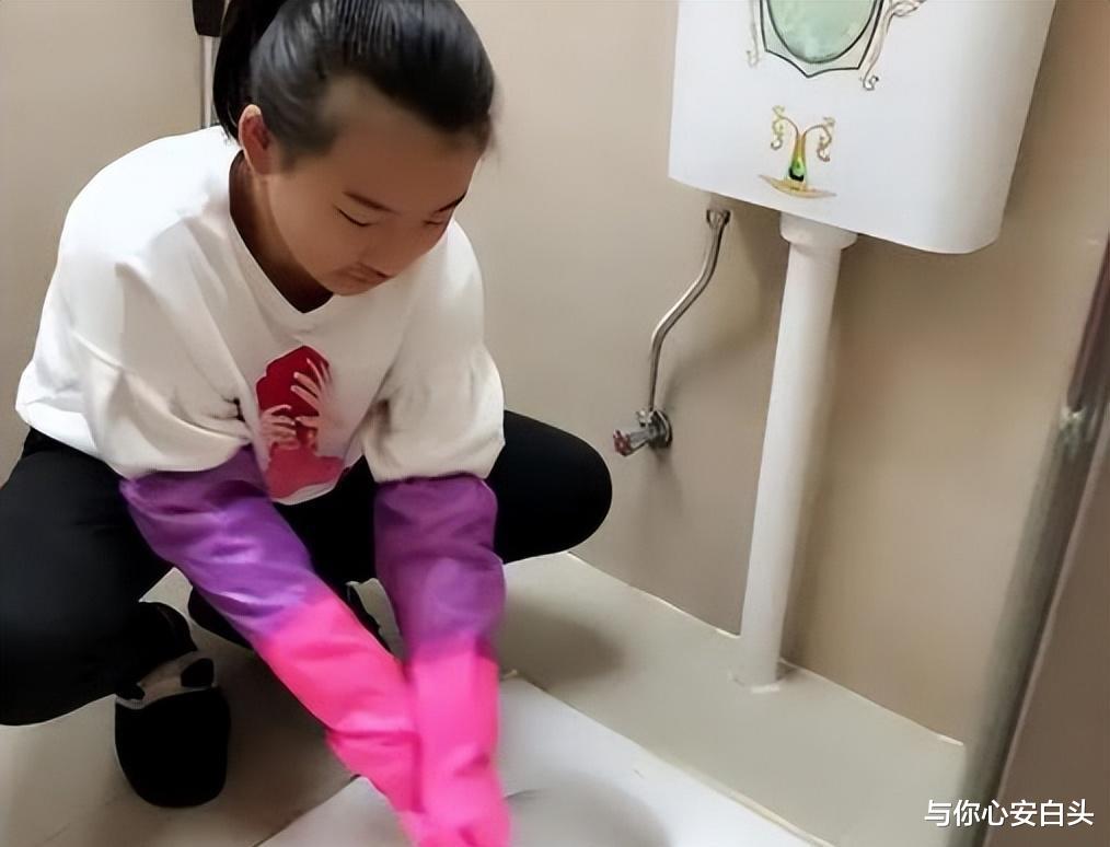 大学生|刷厕所是企业文化？女生入职当日遇奇葩要求，离职后仍被人身攻击