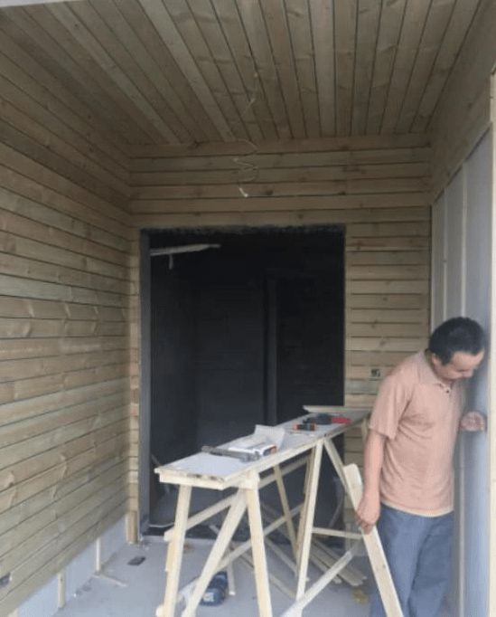 夫妻两买没人要的顶楼,装修完露台变空中花园,邻居都羡慕!