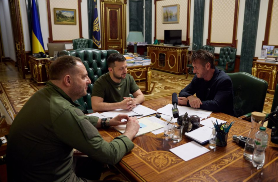 泽连斯基|奥斯卡影帝西恩·潘把自己的小金人“借给泽连斯基”,真不是讽刺吗