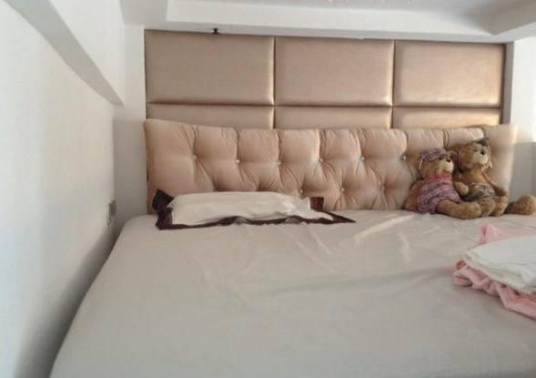 买个迷你蜗居房,直接把床装在衣柜顶上,真是活久见了!