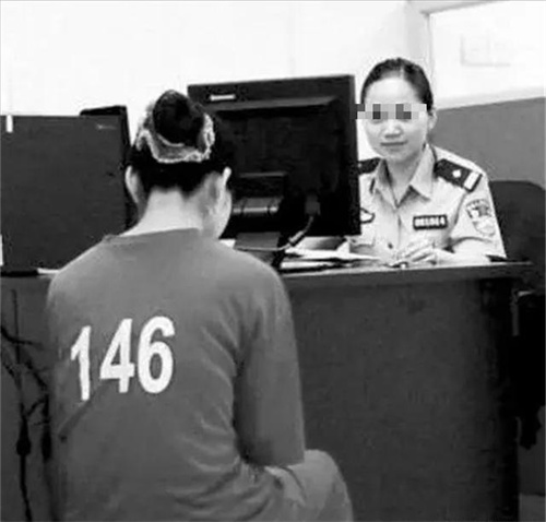 2017年,一群美女每天吃喝玩乐,却月入十万,民警调查后发现真相