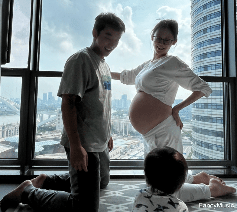 郑恺|苗苗又更新vlog，女儿五官意外曝光，网友：长得太像郑恺了