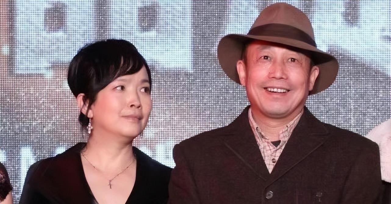 刘海 吕丽萍太不适合刘海，硬凹贵妇风却被表情出卖，深情看老公变痴妇