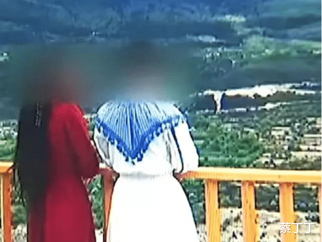 浙江杭州:女子买18件衣服试穿后退货,遭质疑后发声致歉