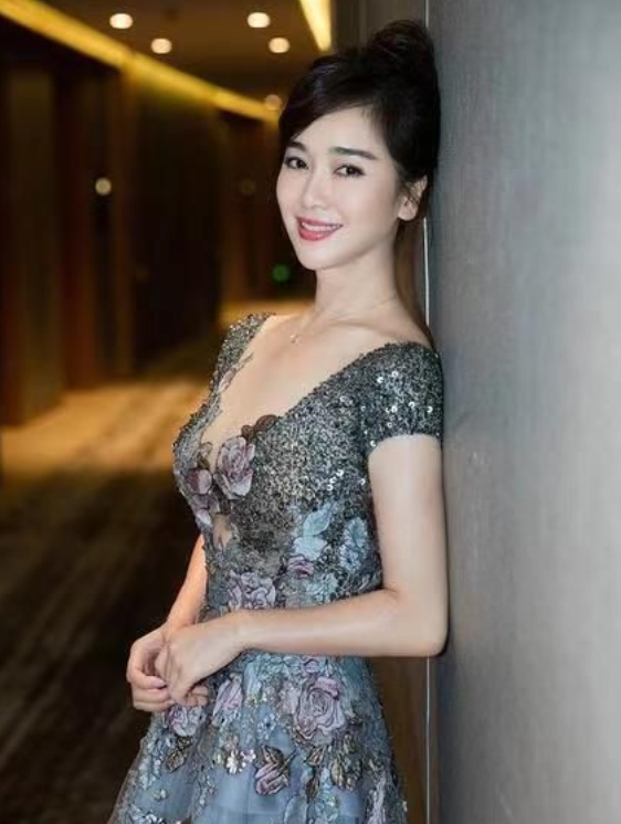 左小青|被称赞是“氧气少女”的左小青,兼具性感与文艺,美得大气自然