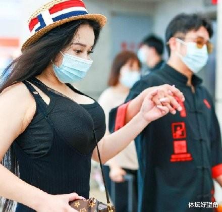 AC米兰|邹市明媳妇深夜发图，夸张妆容引发质疑，网友评价：又脏又吓人