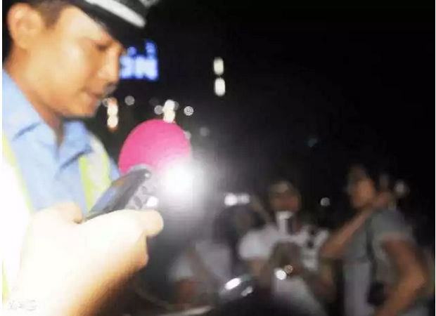 北京,一男子带着金项链,酒后驾车发生车祸,与对方发生冲突