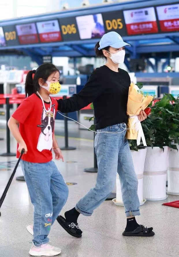 黄奕|黄奕机场与女儿相拥告别,9岁铛铛帮拎行李箱,满脸通红眼眶含泪