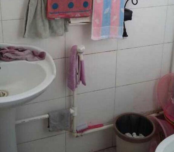 离婚的女人被娘家嫌弃,独自带女儿租房住,厨房太小,还没厕所大