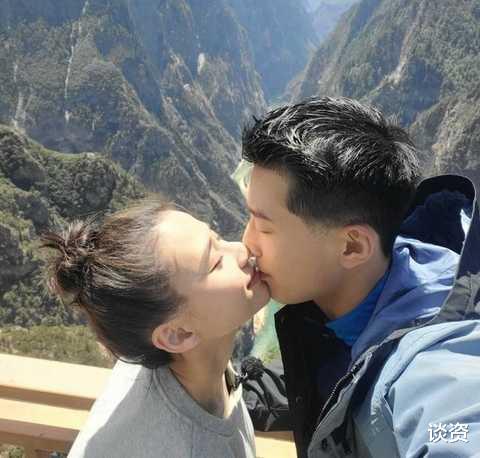 何超莲|何超莲带窦骁吃大排档庆生，人均不到70元，窦骁一脸傻笑超幸福