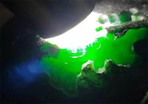 翡翠|3万买来一块翡翠原石，开窗直击600万！