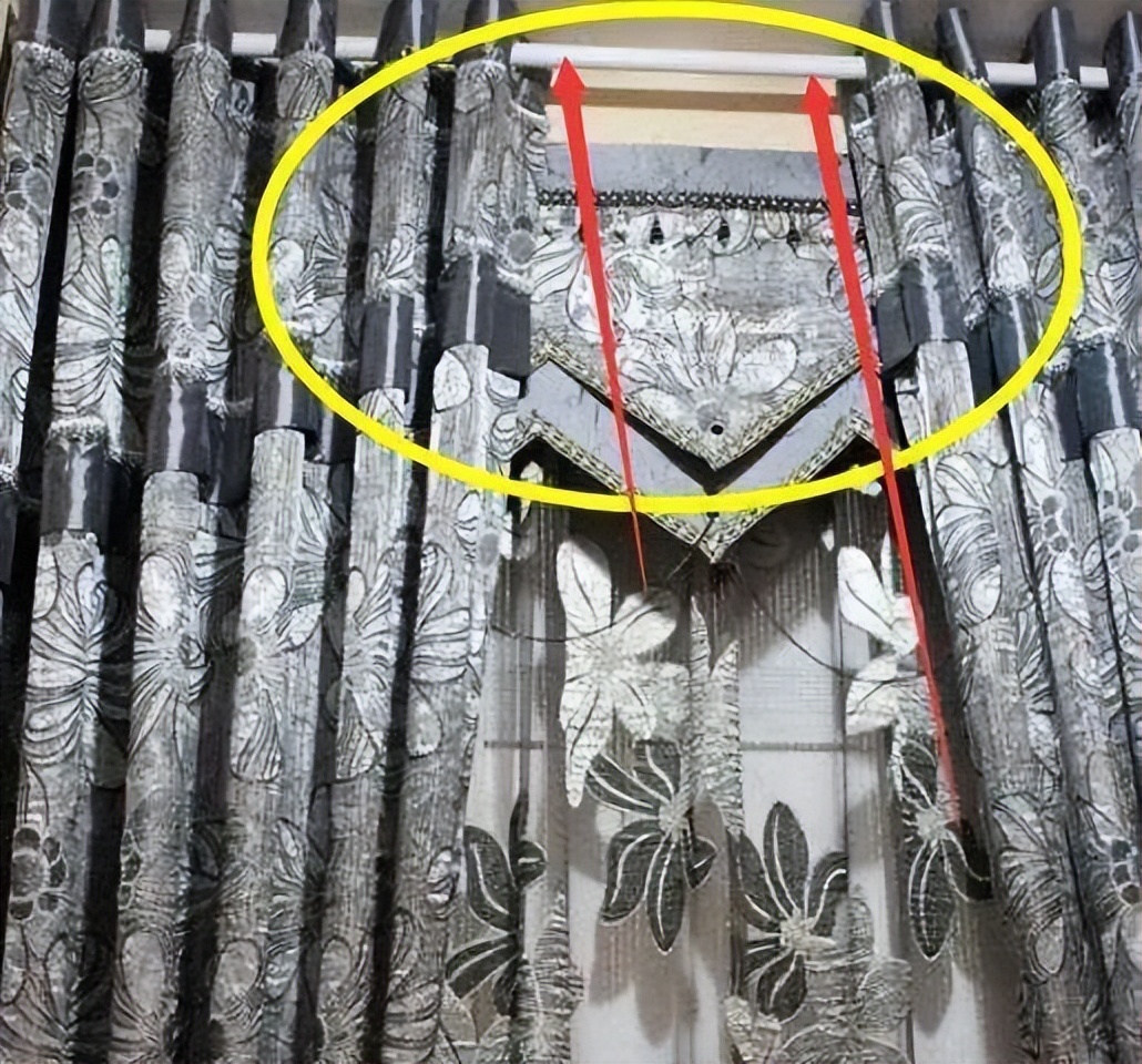 窗帘不要再装这种杆了, 过时又不好看, 有钱人都用这种