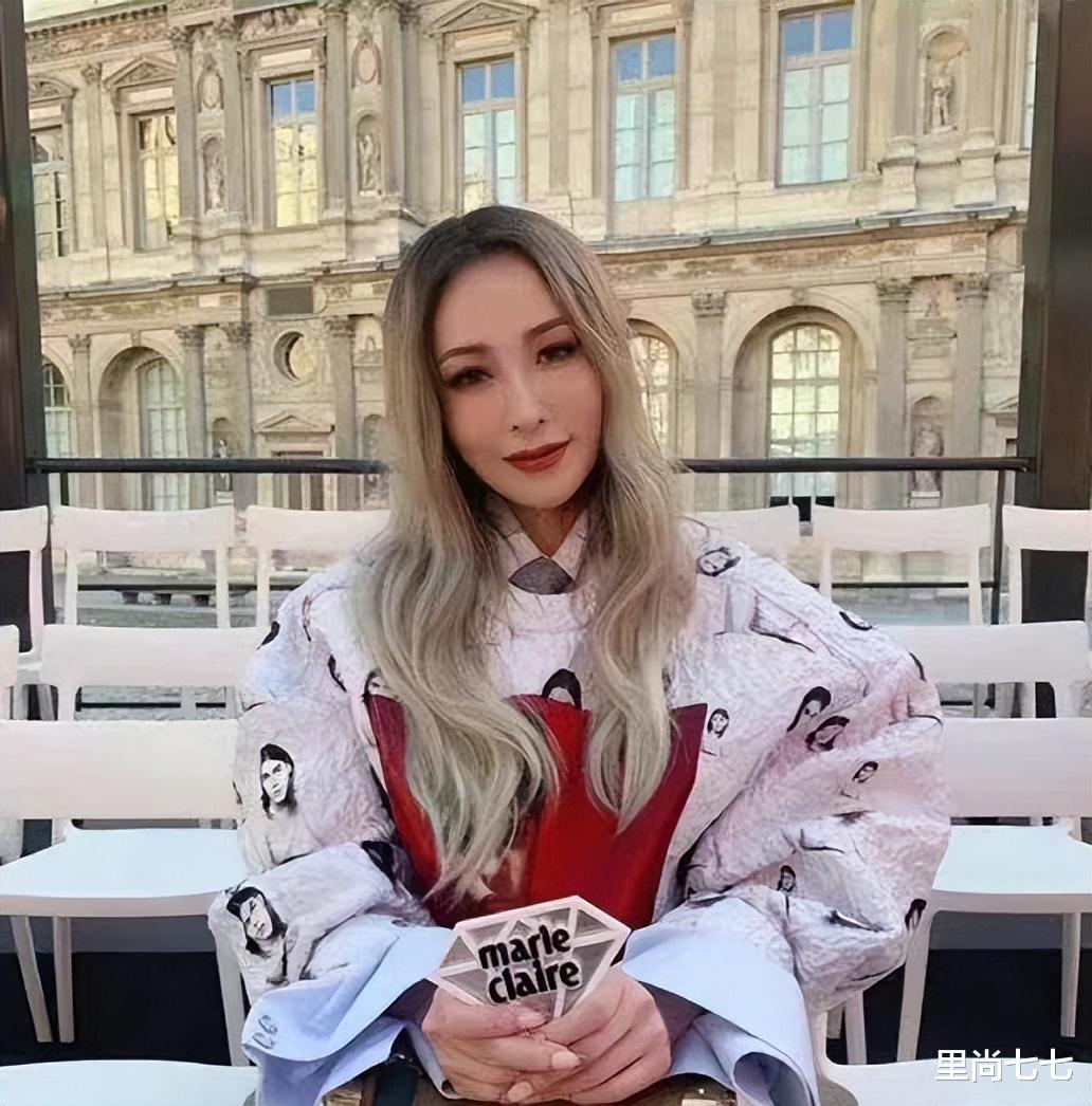 |萧亚轩怎么变成这样！鼻子突兀像格格巫，行动迟缓拄拐亮相