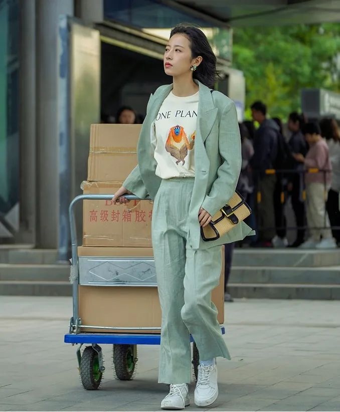 白玉|周雨彤在《我在他乡挺好的》中演技哭戏值得夸,她的衣品更值得夸。