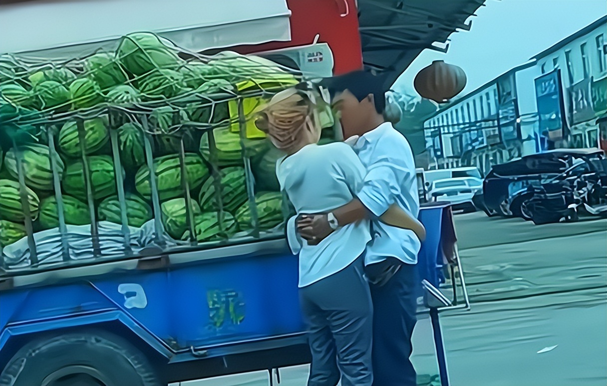 男子偶遇前任摆摊,直言:她本应该吃香的喝辣的,奈何眼瞎