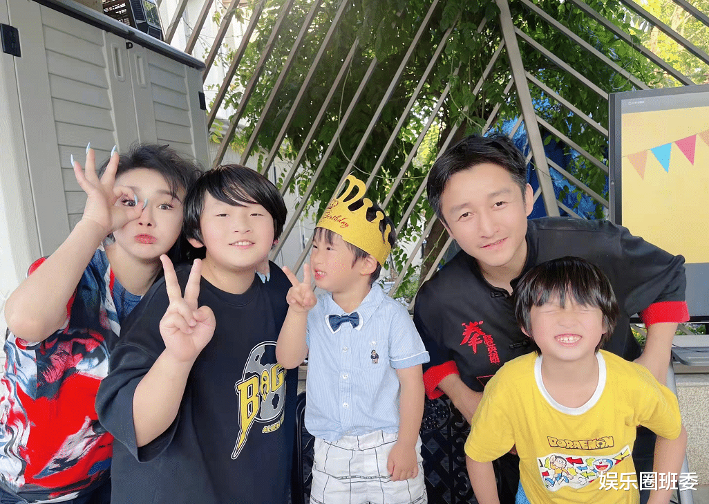 冉莹颖|邹市明夫妇为三胎儿子庆生，冉莹颖熊抱爱子似假人芭比，11岁轩轩变猛男