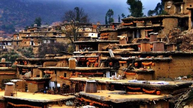 旅行|云南这座古村有点意思，全村1000多间土库房，距今已三百余年