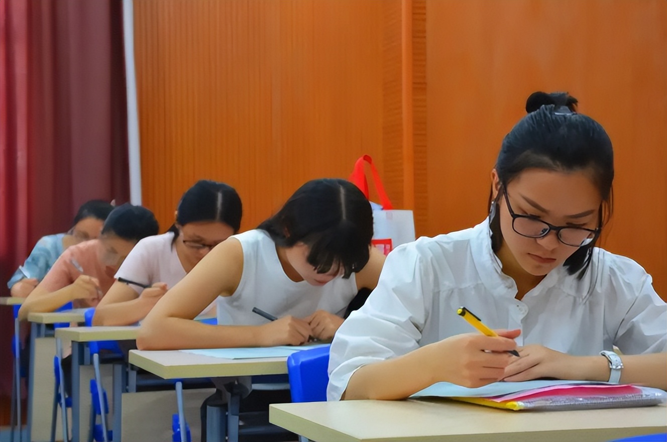 教师|河南某中学新聘教师名单火了,学历让人感慨,仅一人是师范毕业