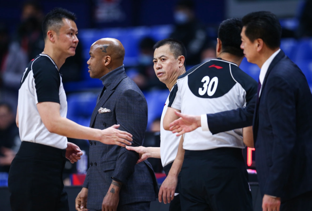 李春江|上海隊(duì)收新消息，馮萊表態(tài)全力支持李春江，郭昊文灌籃回應(yīng)馬布里