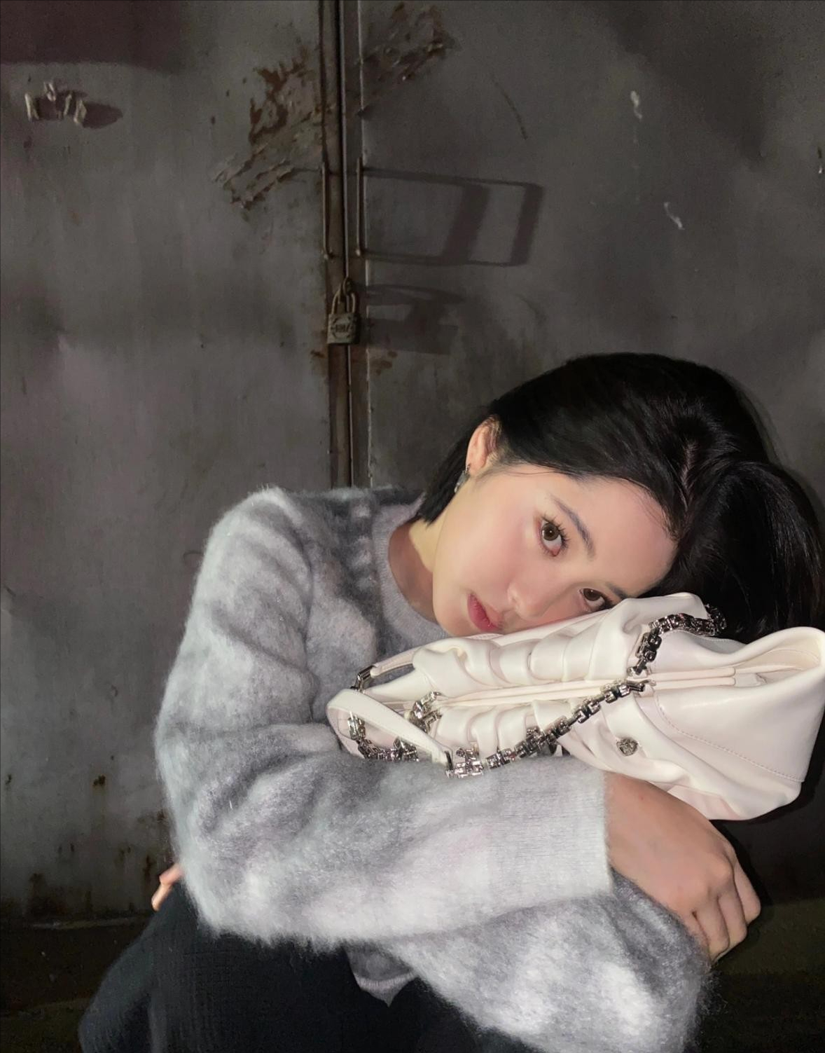 穿衣搭配 欧阳娜娜的短发“封神”了！穿卡毛衣好嫩，脚上鞋子着实抢镜